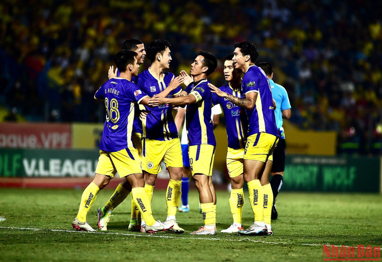 Các cầu thủ Hà Nội ăn mừng chiến thắng trên sân nhà.