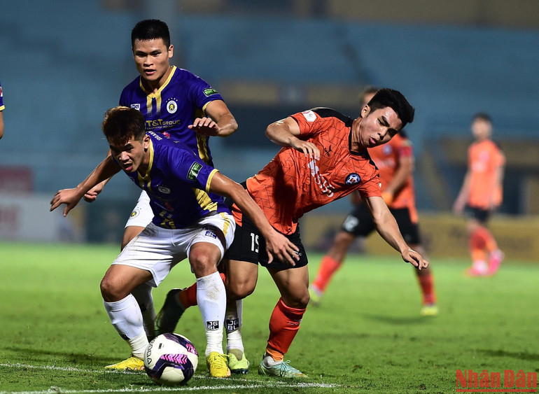 Bước vào hiệp 2, các cầu thủ Hà Nội FC tăng cường tấn công. Bước vào hiệp 2, các cầu thủ Hà Nội FC tăng cường tấn công.