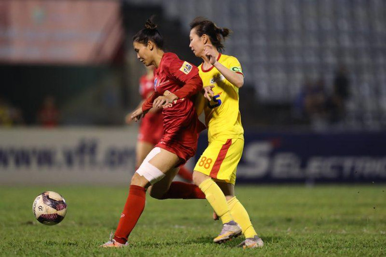 Phong Phú Hà Nam (áo đỏ) nỗ lực trước đội bóng vô địch. (Ảnh: VFF)