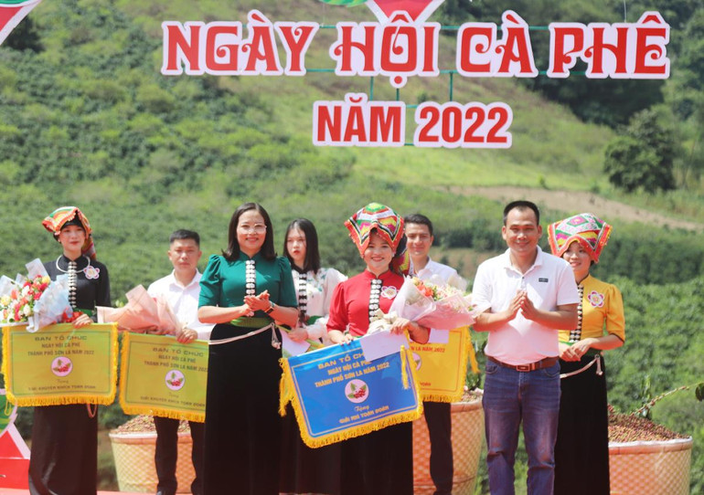 Ban tổ chức trao giải cho các đội thi.