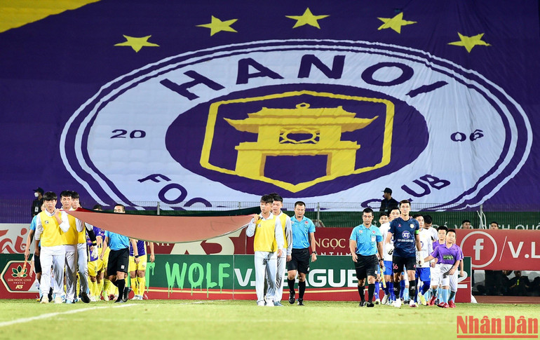 Lá cờ khổng lồ với biểu tượng câu lạc bộ Hà Nội.