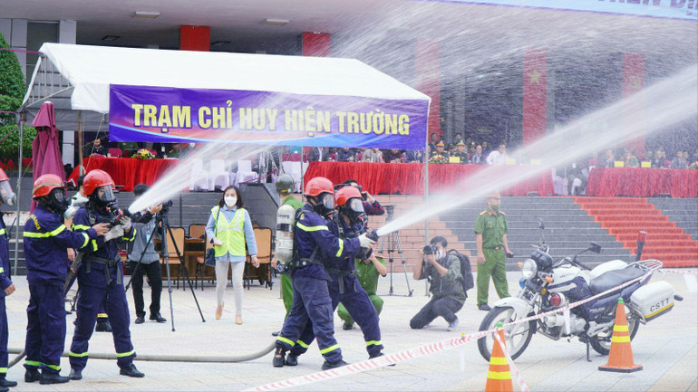Lực lượng chức năng tham gia xử lý các tình huống, thực hiện chữa cháy tại cuộc diễn tập.
