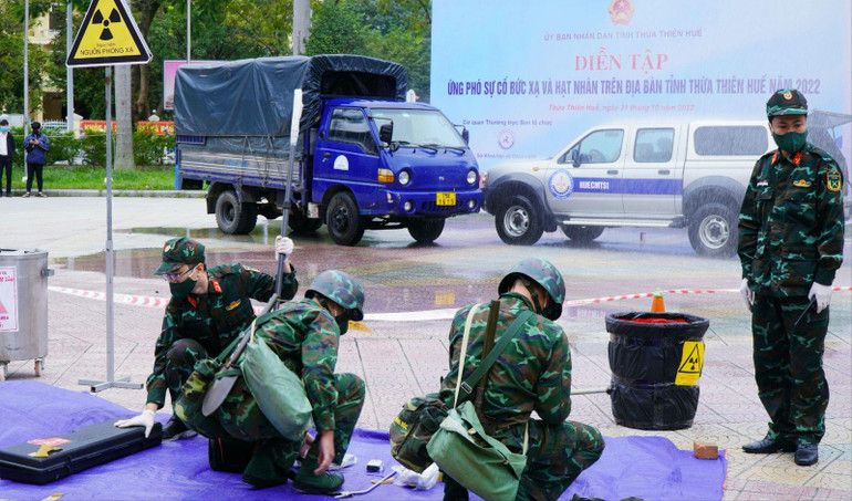 Lực lượng chức năng tiếp cận xử lý hiện trường.