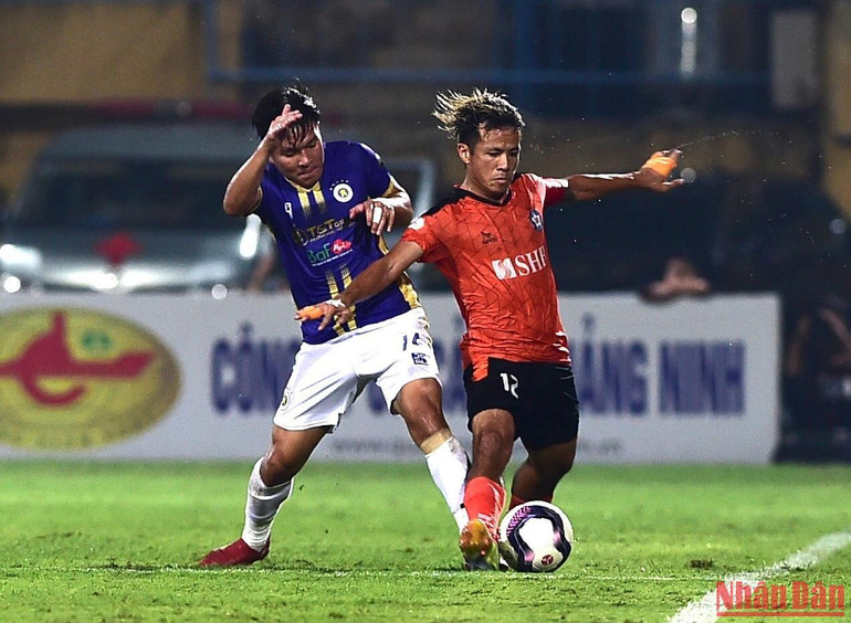 Về những phút cuối hiệp 1, các cầu thủ Hà Nội FC tăng cường thế trận tấn công. Về những phút cuối hiệp 1, các cầu thủ Hà Nội FC tăng cường thế trận tấn công.