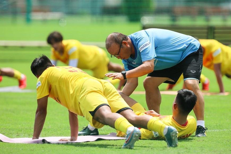 Ông thầy người Hàn Quốc nắn nót từng động tác tập luyện cho cầu thủ. (Ảnh: Phúc Tá/Vietnam+)
