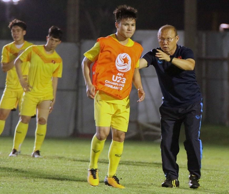 Tiền vệ Quang Hải đặc biệt được huấn luyện viên Park Hang-seo "chăm sóc" kỹ càng nhất. Ông thầy người Hàn Quốc luôn theo dõi sát sao, trao đổi riêng với cầu thủ này. (Ảnh: VFF)