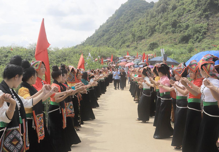 Xoè Thái được thành phố Sơn La sáng tạo đưa ra nương rẫy.