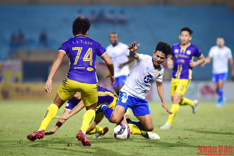 Những đường tấn công cuối cùng của Nam Định bị cản phá.