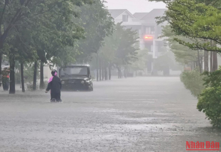 Mưa lớn gây ngập lụt nhiều tuyến đường trên địa bàn TP Huế.