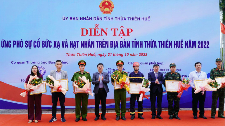Các tập thể, cá nhân được UBND tỉnh tặng Bằng khen có thành tích xuất sắc trong diễn tập.