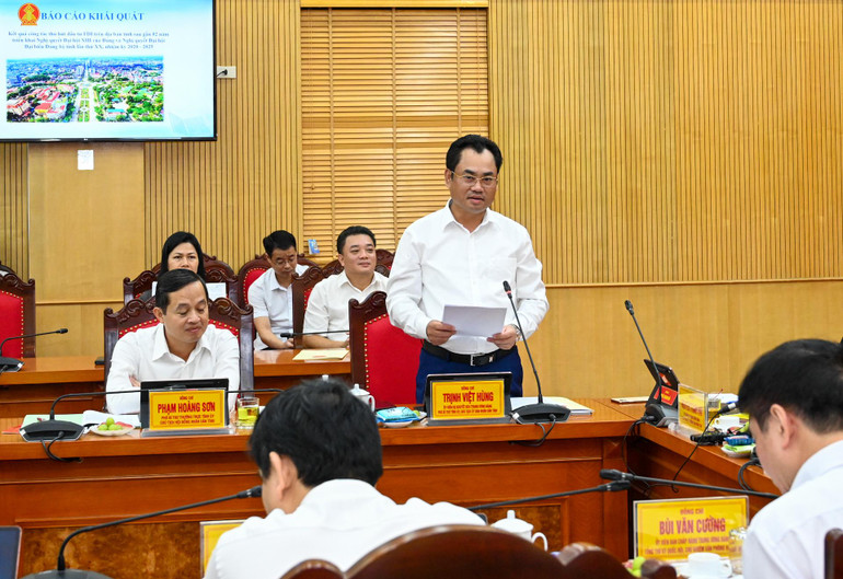 Chủ tịch UBND tỉnh Thái Nguyên Trịnh Việt Hùng trình bày báo cáo thu hút đầu tư FDI trên địa bàn tỉnh và tiến độ Chương trình xây dựng nông thôn mới tại huyện Định Hóa.