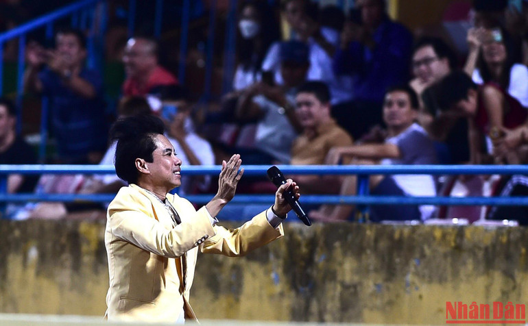 Trong giờ nghỉ giữa 2 hiệp, ca sĩ Ngọc Sơn biểu diễn chương trình nghệ thuật. Trong giờ nghỉ giữa 2 hiệp, ca sĩ Ngọc Sơn biểu diễn chương trình nghệ thuật.