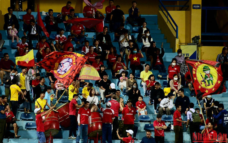 Cờ khí thế của cổ động viên Viettel.