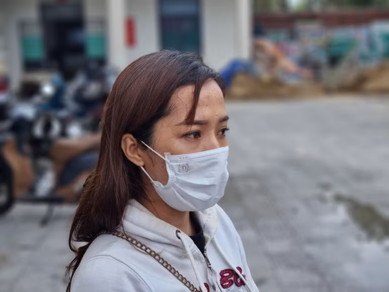 Chị H.N.T.H, mẹ của em N.H.T.H trao đổi với các phóng viên ngay sau cuộc họp chiều nay, 6/10. Chị H.N.T.H, mẹ của em N.H.T.H trao đổi với các phóng viên ngay sau cuộc họp chiều nay, 6/10.