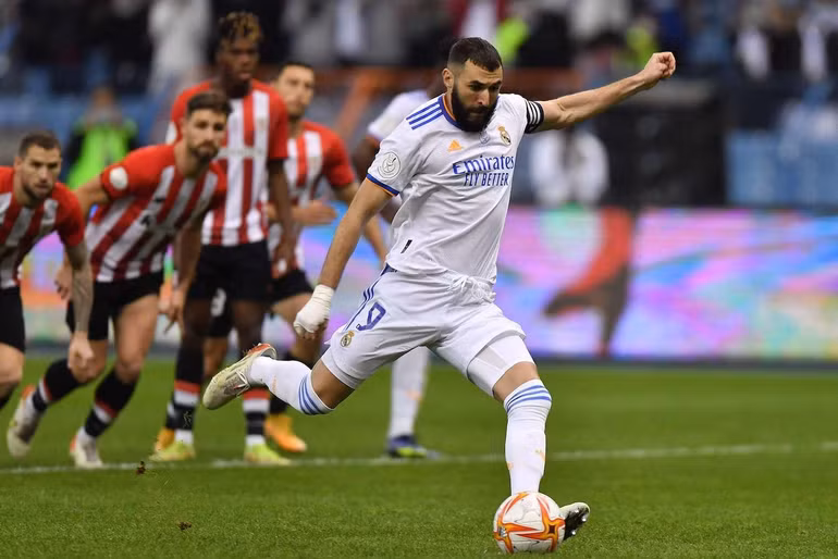 Tháng 1/2022, Benzema thực hiện thành công cú đá phạt 11m để giúp Real Madrid vươn lên dẫn trước 2-0 Athletic Bilbao, qua đó giành chức vô địch Siêu Cúp Tây Ban Nha 2022. Tháng 1/2022, Benzema thực hiện thành công cú đá phạt 11m để giúp Real Madrid vươn lên dẫn trước 2-0 Athletic Bilbao, qua đó giành chức vô địch Siêu Cúp Tây Ban Nha 2022.