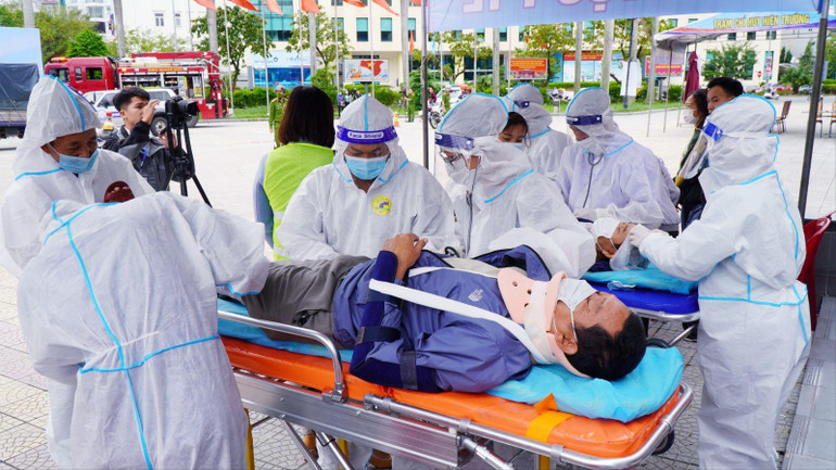 Lực lượng Y tế tiến hành sơ cấp cứu lái xe và phụ xe chở nguồn phóng xạ.