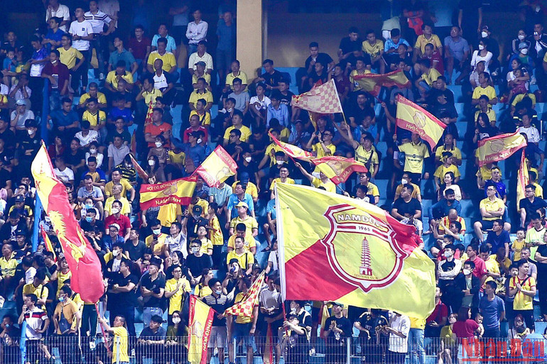 Rất đông các cổ động viên của Nam Định cũng tới sân Hàng Đẫy tối nay.
