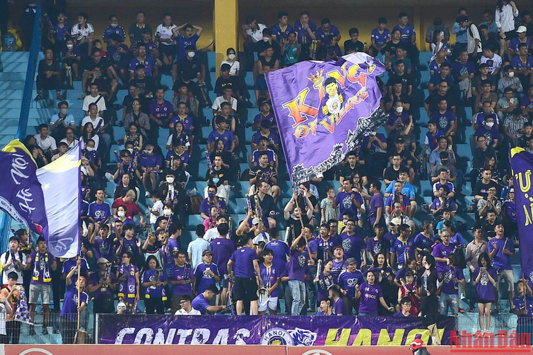 Sự cuồng nhiệt của hội cổ động viên Hà Nội.