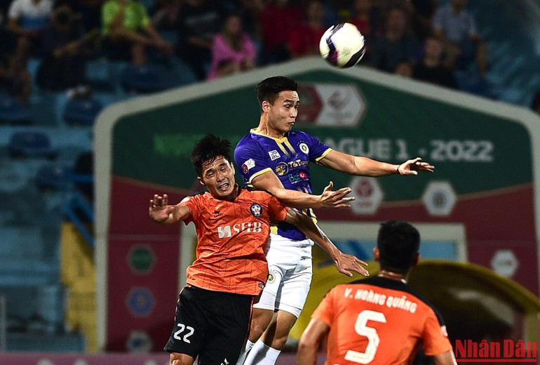 Hai đội thi đấu ăn miếng trả miếng trong hiệp 1. Hai đội thi đấu ăn miếng trả miếng trong hiệp 1.