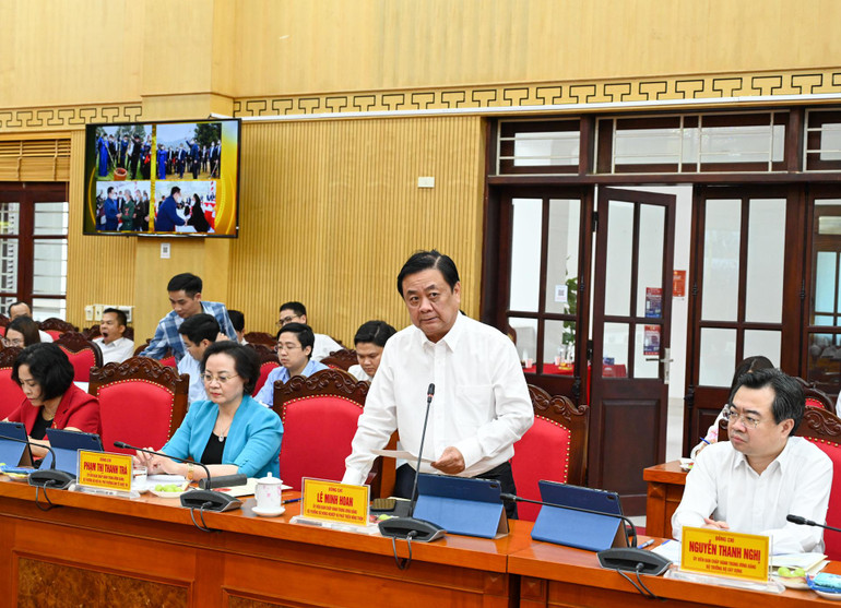 Bộ trưởng Nông nghiệp và Phát triển nông thôn Lê Minh Hoan phát biểu ý kiến tại buổi làm việc.