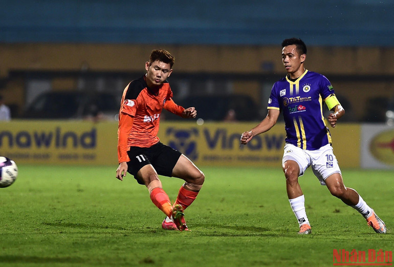 Đội trưởng Văn Quyết thi đấu năng nổ, hoạt động rộng. Đội trưởng Văn Quyết thi đấu năng nổ, hoạt động rộng.