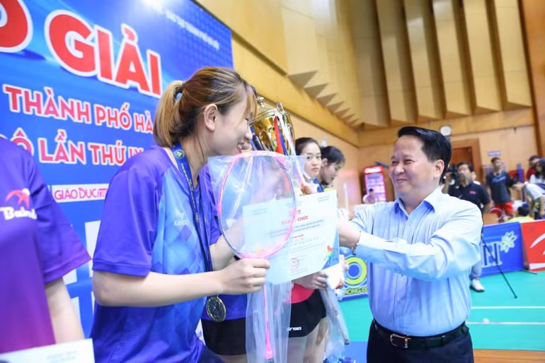 Đồng chí Hoàng Anh Công - Phó Trưởng ban Dân nguyện Quốc hội trao cúp cho vận động viên đoạt giải.