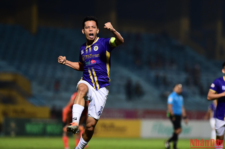 Văn Quyết ăn mừng bàn thắng ấn tượng. Văn Quyết ăn mừng bàn thắng ấn tượng.