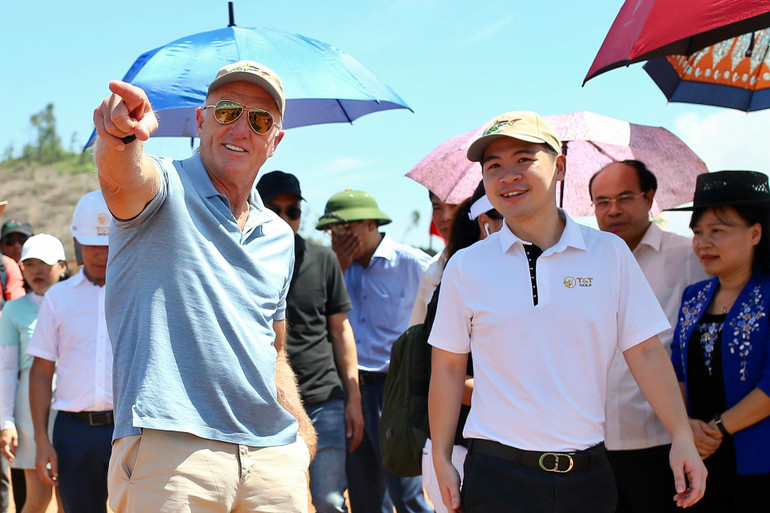 Ông Greg Norman cùng ông Đỗ Vinh Quang, Phó Chủ tịch HĐQT Tập đoàn T&T Group khảo sát quá trình xây dựng sân golf Văn Lang Empire.