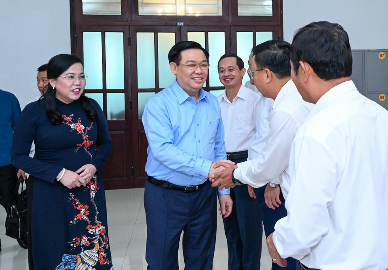 Chủ tịch Quốc hội Vương Đình Huệ với các đồng chí lãnh đạo tỉnh Thái Nguyên tại buổi làm việc.