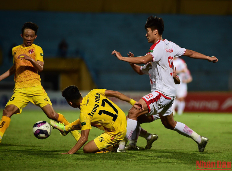 Cầu thủ hai đội thi đấu quyết liệt.