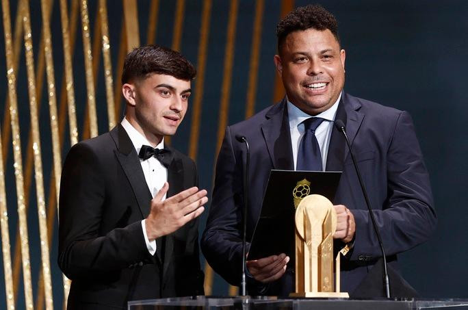 Ngôi sao 18 tuổi Gavi được vinh danh.