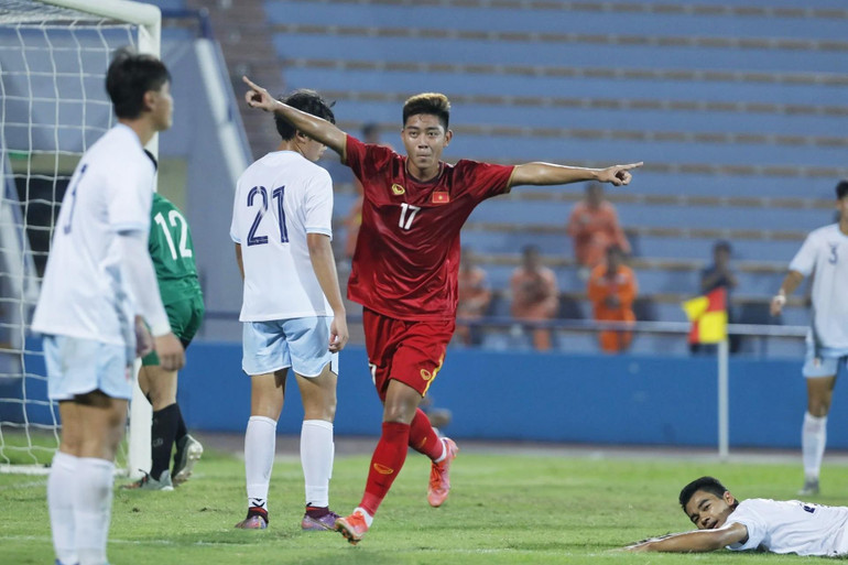 Cầu thủ Hoàng Anh nâng tỷ số lên 3-0.