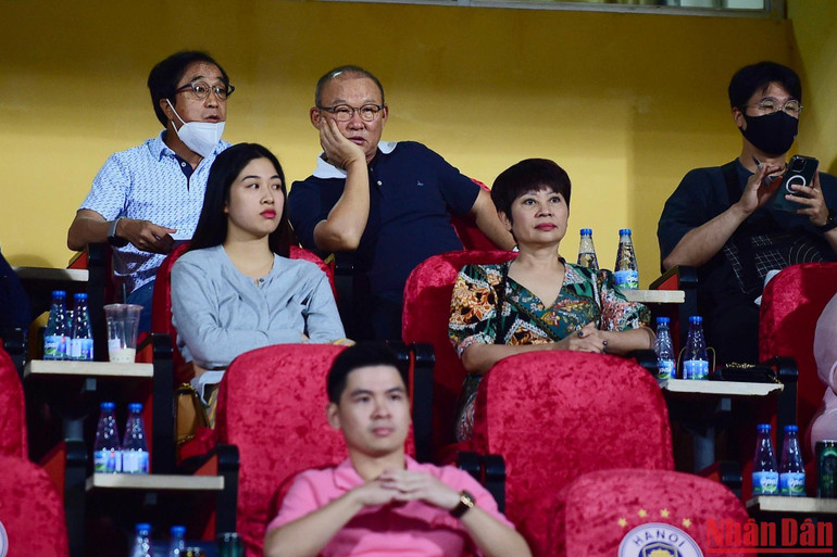 Huấn luyện viên Park Hang-seo cùng trợ lý Lee Young-jin dự khán trận đấu.