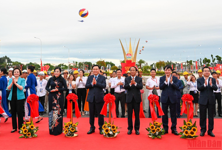 Chủ tịch Quốc hội Vương Đình Huệ, Phó Thủ tướng Chính phủ Lê Văn Thành và các đại biểu cắt băng khánh thành tuyến đường Vạn Xuân tại thành phố Phổ Yên. (Ảnh: Duy Linh)