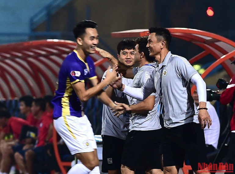 Lê Xuân Tú chia vui cùng ban huấn luyện sau khi ghi bàn thắng thứ 3 cho đội Hà Nội FC. Lê Xuân Tú chia vui cùng ban huấn luyện sau khi ghi bàn thắng thứ 3 cho đội Hà Nội FC.