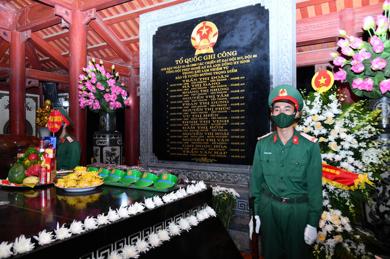 Bia tưởng niệm các anh hùng liệt sĩ đã anh dũng hy sinh trên cung đường Truông Bồn huyền thoại.