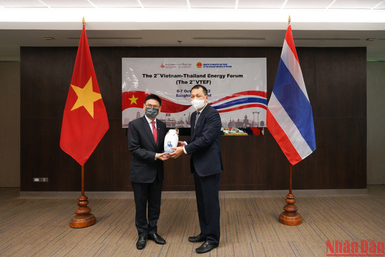 Thứ trưởng Công thương Việt Nam Đặng Hoàng An (phải) trao quà lưu niệm cho ông Kulit. Thứ trưởng Công thương Việt Nam Đặng Hoàng An (phải) trao quà lưu niệm cho ông Kulit.