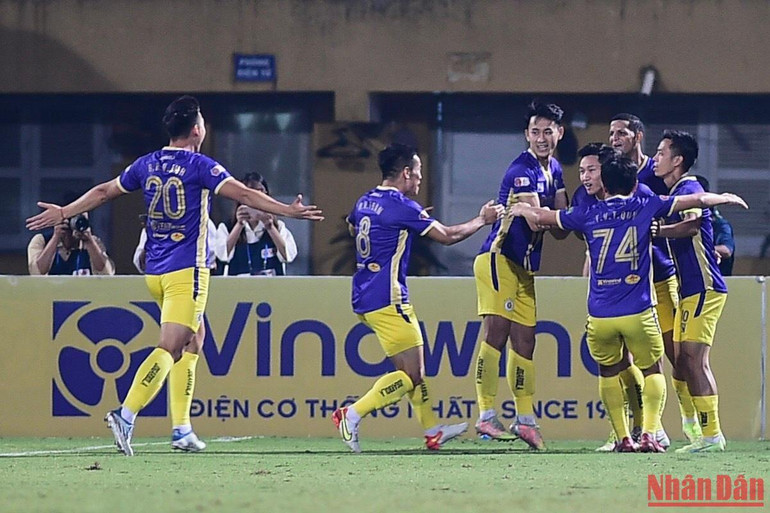 Hai Long cùng đồng đội ăn mừng bàn thắng sớm.