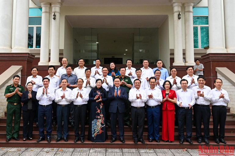 Chủ tịch Quốc hội Vương Đình Huệ, Phó Thủ tướng Chính phủ Lê Văn Thành và các đại biểu chụp ảnh lưu niệm với lãnh đạo tỉnh Thái Nguyên. (Ảnh: Duy Linh)