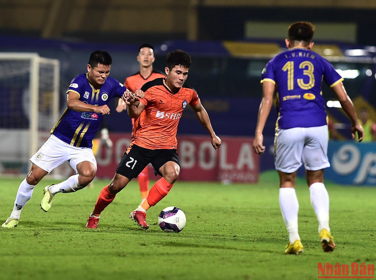 Mọi đường tấn công của cầu thủ SHB Đà Nẵng đến cầu môn của Tấn trường đều bị chặn lại. Mọi đường tấn công của cầu thủ SHB Đà Nẵng đến cầu môn của Tấn trường đều bị chặn lại.