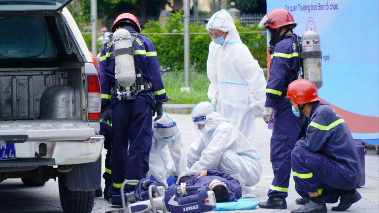 Lực lượng chức năng tiếp cận cấp cứu người bị thương, ứng phó tại hiện trường.