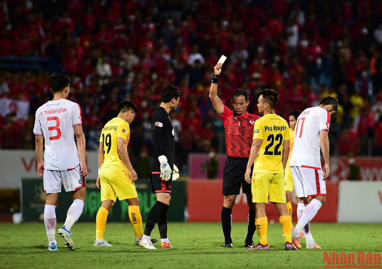 Thủ môn Nguyên Mạnh bị phạt thẻ vàng sau trận đấu.