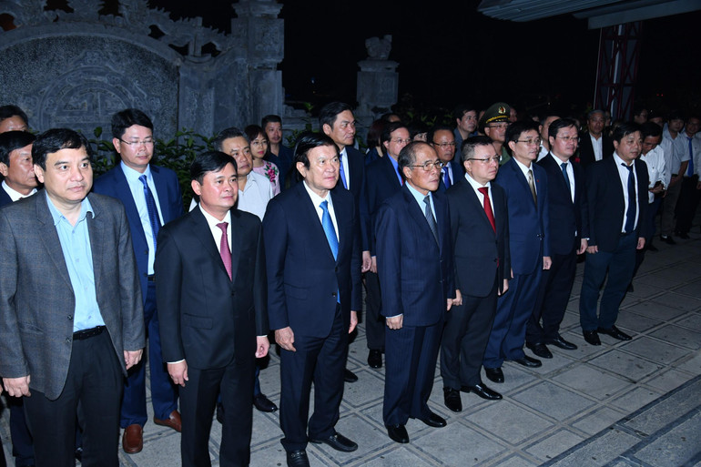 Các đồng chí lãnh đạo, nguyên lãnh đạo Đảng, Nhà nước và các đại biểu dâng hương tưởng niệm, tri ân các anh hùng liệt sĩ.