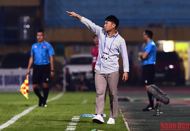 HLV CLB Hà Nội Chun Jae-ho ra đường biên dọc chỉ đạo cầu thủ. HLV CLB Hà Nội Chun Jae-ho ra đường biên dọc chỉ đạo cầu thủ.