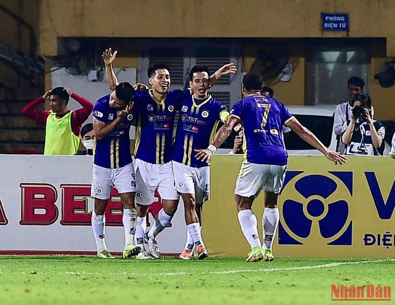 Niềm vui của cầu thủ Hùng Dũng và đồng đội sau khi ghi bàn thắng thứ 2 cho Hà Nội FC. Niềm vui của cầu thủ Hùng Dũng và đồng đội sau khi ghi bàn thắng thứ 2 cho Hà Nội FC.