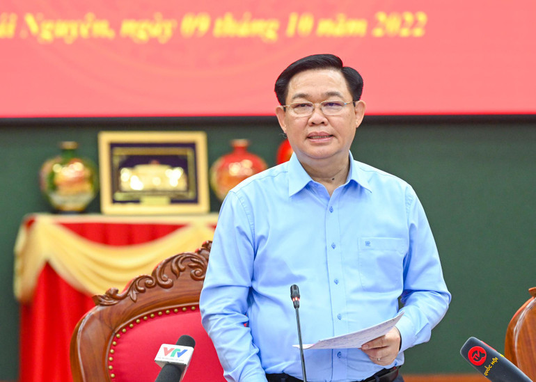 Chủ tịch Quốc hội Vương Đình Huệ phát biểu kết luận buổi làm việc với Ban Thường vụ Tỉnh ủy Thái Nguyên.