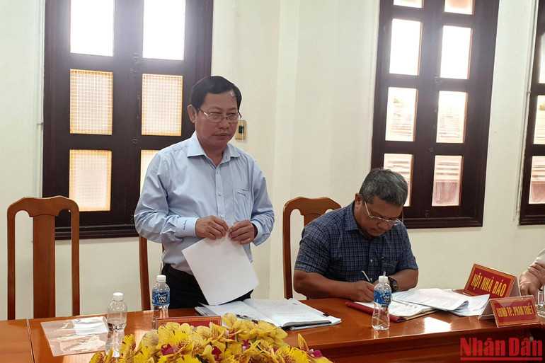 Phó Chủ tịch Ủy ban nhân dân huyện Hàm Thuận Nam Nguyễn Văn Phúc cung cấp thông tin tại cuộc họp giao ban báo chí tháng 10/2022 tỉnh Bình Thuận.