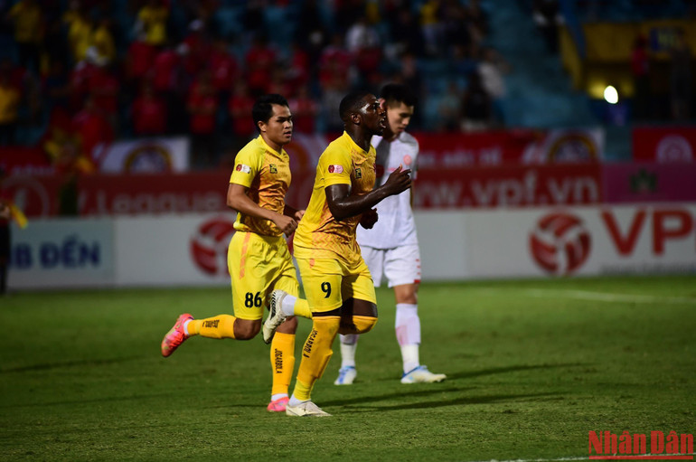 Thủ môn Nguyên Mạnh không thể cản phá được quả phạt 11m của Rimario.