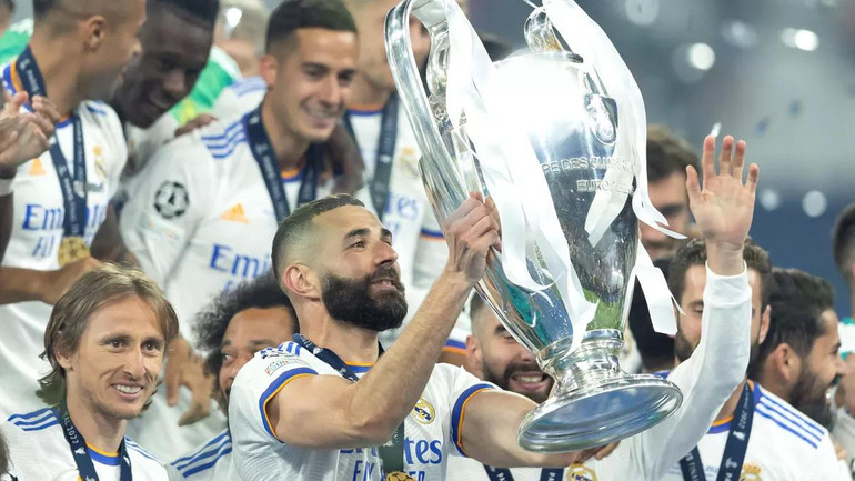 Karim Benzema ăn mừng với chiếc cúp Champions League sau trận chung kết với Liverpool tại Stade de France vào ngày 28/5/2022 ở Paris, Pháp.