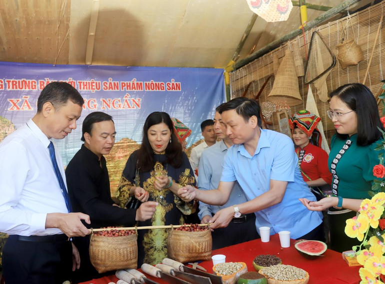 Gian hàng trưng bày giới thiệu sản phẩm của xã Chiềng Ngần.